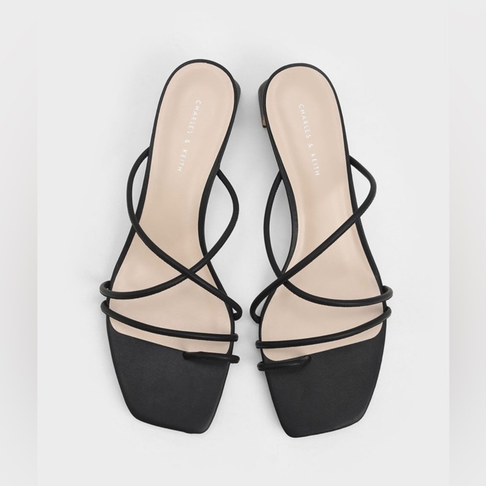 Black Strapped Toe Ring Low-Heeled Sandals